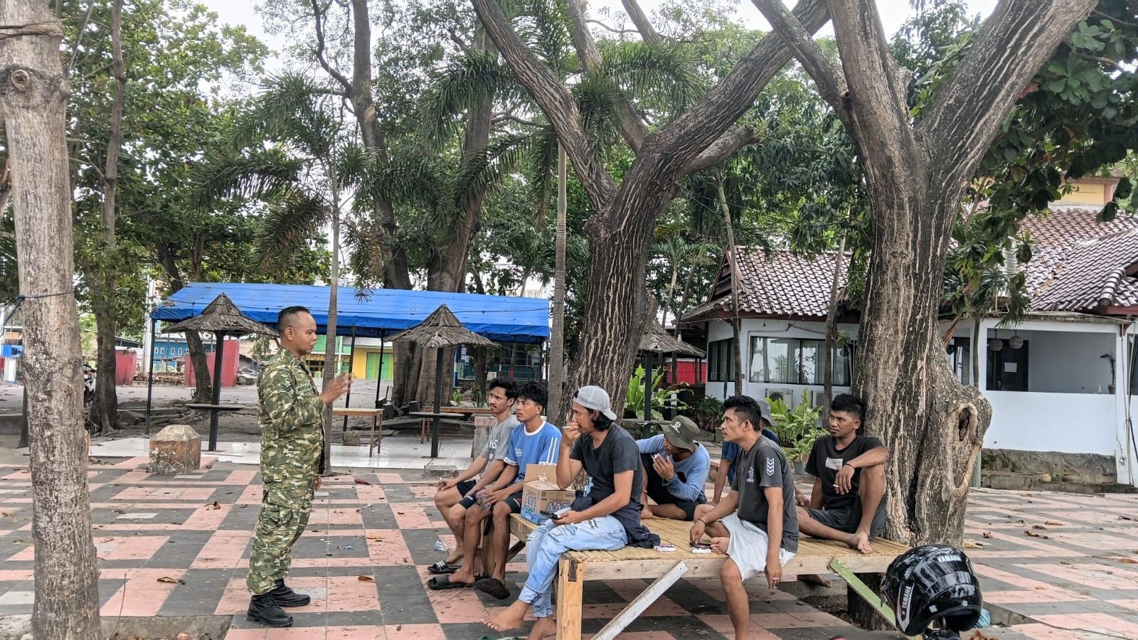 Babinsa Sertu Mursalim Sosialisasikan Penerimaan Prajurit TNI AD Gelombang I Tahun 2027, Ajak Pemuda Kelurahan Lembang Raih Masa Depan Gemilang